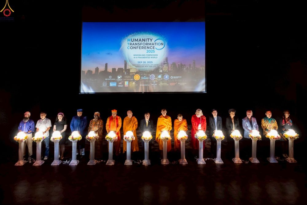 ภาพ No.249766:วันอาทิตย์ที่ 28 กันยายน พ.ศ. 2568 การปฏิบัติธรรมบูชาธรรม 108 ปี แห่งการบรรลุธรรมของหลวงปู่วัดปากน้ำ ได้จุดประทีปสันติภาพไปทั่วโลก และได้ร่วมเสวนาทางปัญญา เพื่อการขยายพระพุทธศาสนาวิชชาธรรมกายไปทั่วโลก  ในงาน HTC Newyork USA