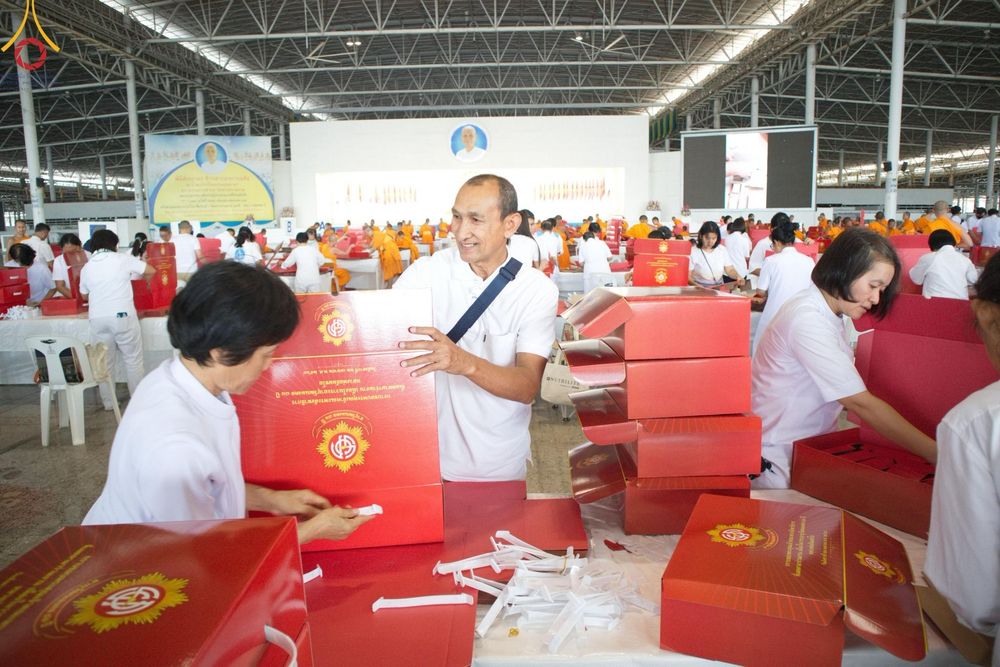 ภาพ No.210872:วันที่ 15 มีนาคม พ.ศ. 2568  บุญบรรจุกล่องไทยธรรม เพื่อถวายแด่พระสังฆาธิการ 40,000 กว่าวัดทั่วไทย ในวันคุ้มครองโลก 22 เมษายน พ.ศ. 2568