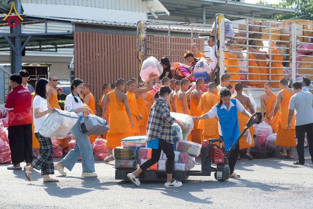 ภาพ No.273674:วันที่ 27 พฤศจิกายน พ.ศ. 2568 คณะศิษยานุศิษย์วัดพระธรรมกาย มูลนิธิธรรมกาย มอบอาหารและสิ่งของความช่วยเหลือให้พี่น้องชาวใต้ ผู้ประสบอุทกภัยน้ำท่วม