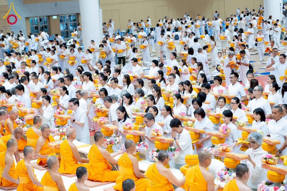 ภาพ No.270601:วันอาทิตย์ที่ 16 พฤศจิกายน พ.ศ. 2568 ถวายกองทุนโครงการอุปสมบทหมู่ 3,000 รูปทั่วไทย  รุ่นบูชาธรรมมหาปูชนียาจารย์ ณ ห้องแก้วสารพัดนึก 2 สภาธรรมกายสากล วัดพระธรรมกาย