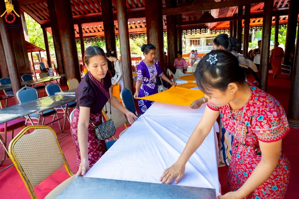 ภาพ No.220036:วันจันทร์ที่ 14 เมษายน พ.ศ. 2568 พระครูสิทธิรัตนวิเทศ ผู้ช่วยเจ้าอาวาสวัดพระธรรมกาย พร้อมด้วยผู้แทนมูลนิธิธรรมกาย และศิษยานุศิษย์หลวงพ่อธัมมชโย ออกเดินทางไปยังพื้นที่เมืองมัณฑะเลย์ สาธารณรัฐแห่งสหภาพเมียนมา โดยได้รับความเมตตาประสานงานเจ้าหน้าที่ภาครัฐจาก