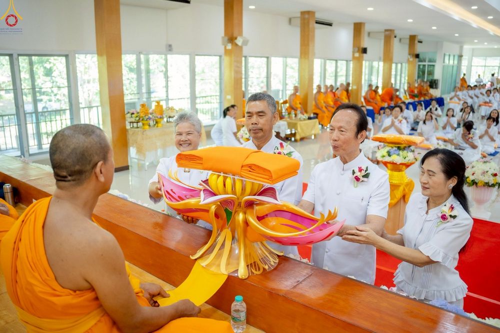 ภาพ No.256993:วันพฤหัสบดีที่ ๑๖ ตุลาคม พ.ศ. ๒๕๖๘ พิธีทอดกฐินสามัคคีเพื่อรองรับประดิษฐานองค์เจดีย์ ณ ศูนย์ปฏิบัติธรรมเถินเทิดธรรม อ.เถิน จ.ลำปาง