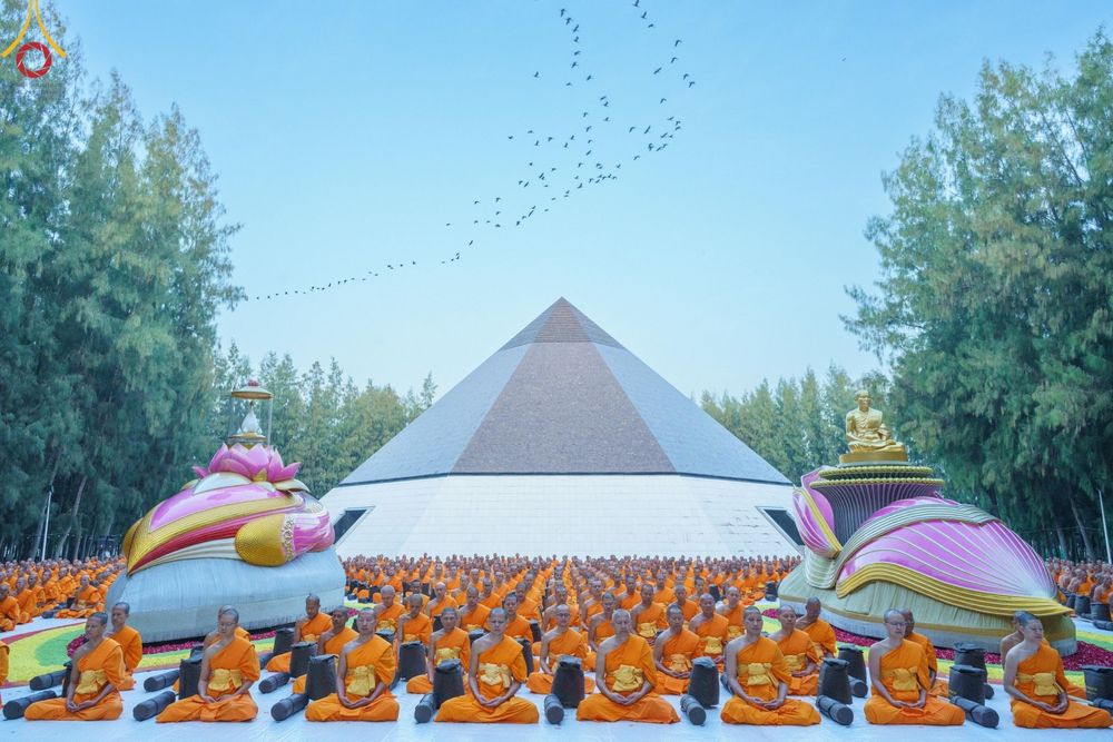 ภาพ No.189197:พระธรรมยาตราปฏิบัติธรรม และถ่ายภาพหมู่ประวัติศาสตร์ ในโครงการธรรมยาตรา กตัญญูบูชา มหาปูชนียาจารย์ พระมงคลเทพมุนี(สด จนฺทสโร) พระผู้ปราบมาร อนุสรณ์สถาน 7 แห่ง ปีที่ 13 วันที่ 4 มกราคม พ.ศ. 2568 ณ อนุสรณ์สถานมหาวิหารพระมงคลเทพมุนี (โลตัสแลนด์) อ.สองพี่น้อง