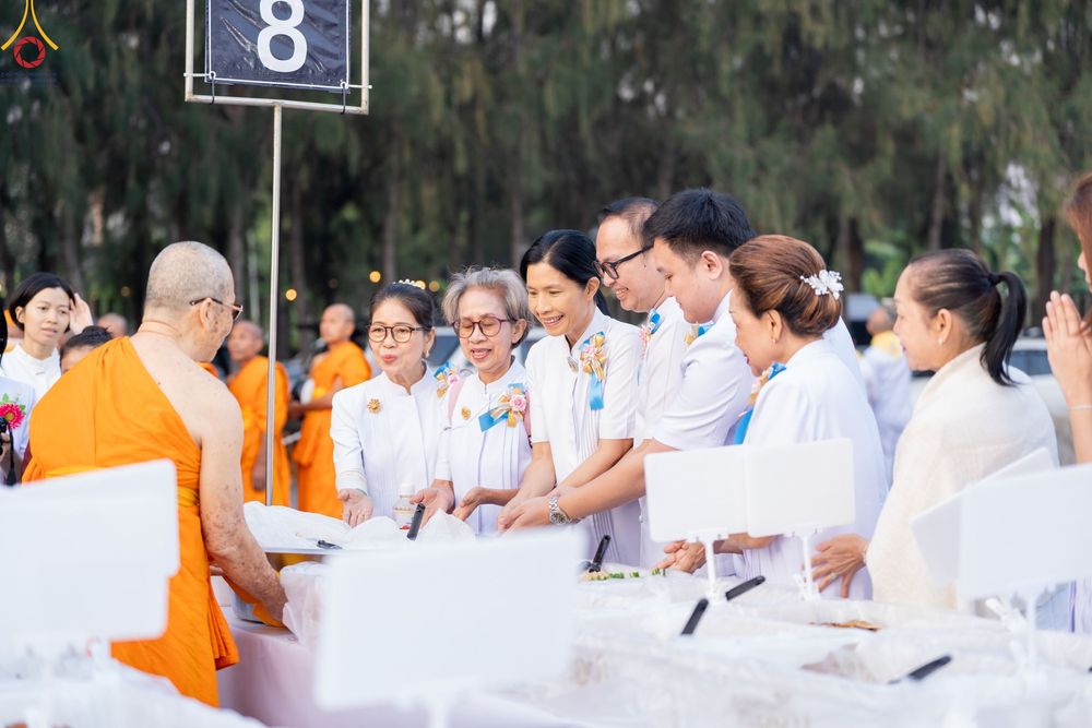 ภาพ No.190001:พิธีถวายภัตตาหารเป็นสังฆทาน แด่พระธรรมยาตรา ณ อนุสรณ์สถานมหาวิหารพระมงคลเทพมุนี (โลตัสแลนด์) อ.สองพี่น้อง จ.สุพรรณบุรี ในโครงการธรรมยาตรา กตัญญูบูชา มหาปูชนียาจารย์ พระมงคลเทพมุนี(สด จนฺทสโร) พระผู้ปราบมาร อนุสรณ์สถาน 7 แห่ง ปีที่ 13 วันที่ 6 มกราคม 2568