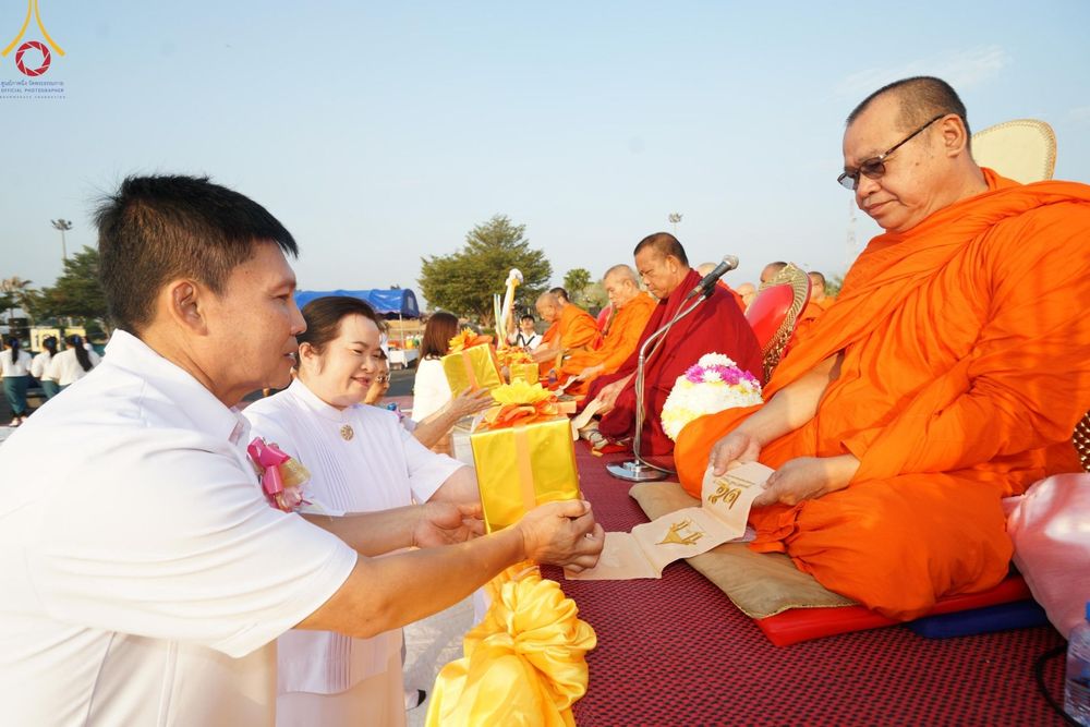 ภาพ No.180417:พิธีตักบาตรพระ ๑,๐๐๐ รูป ฉลองเมืองลำปาง ๑,๓๔๔ ปี วันเสาร์ที่ ๗ ธันวาคม พ.ศ. ๒๕๖๗ ณ ลานพระบรมราชานุสาวรีย์ พระนเรศวรมหาราช อ.เกาะคา จ.ลำปาง