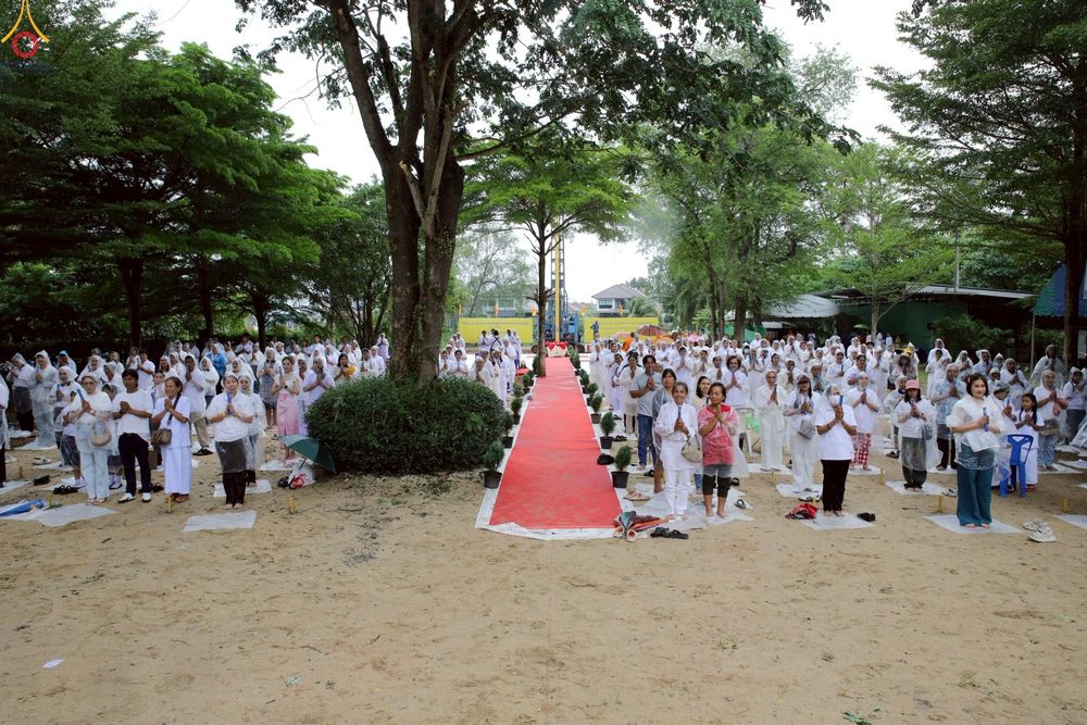 ภาพ No.234073:วันอาทิตย์ที่ 20 กรกฎาคม พ.ศ.2568 พิธีทอดผ้าป่า และพิธีตอกเสาเข็มต้นแรก สร้างอาคารปฏิบัติธรรมพระมงคลเทพมุนี ณ ศูนย์ปฏิบัติธรรมสุราษฏร์ธานี