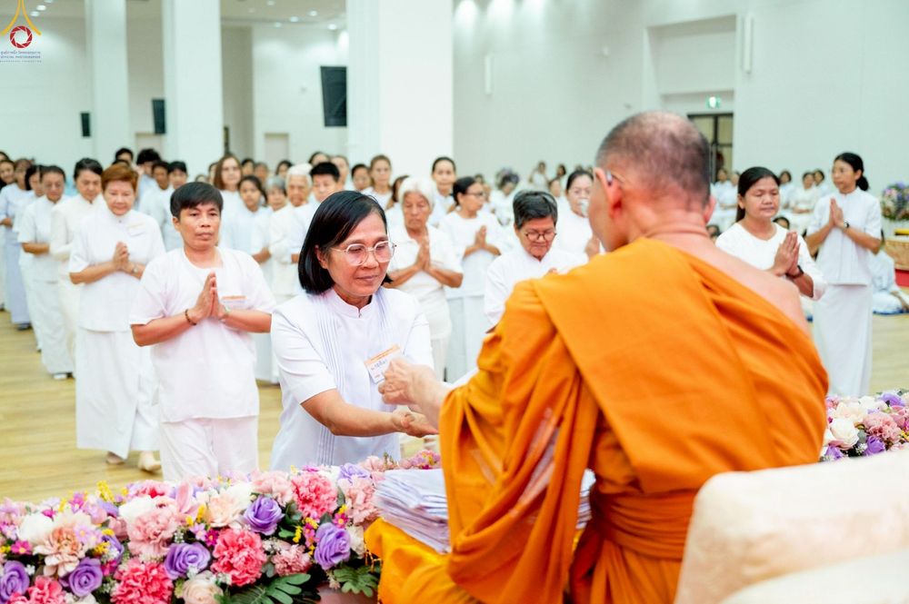 ภาพ No.242721:วันที่ 29-31 สิงหาคม พ.ศ. 2568 องค์กรภาคีเครือข่าย “บวร” (บ้าน-วัด-โรงเรียน-ราชการ) อ.คลองหลวง จัดบวชอุบาสิกาแก้ว ถวายพระราชกุศลแด่สมเด็จพระพันปีหลวง - กตัญญูบูชาแด่ผู้มีพระคุณ