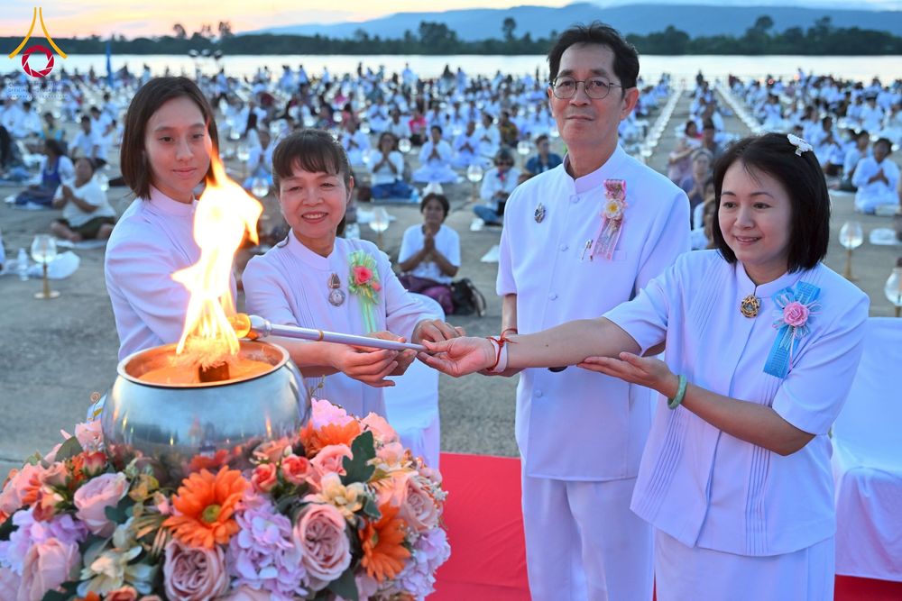 ภาพ No.250447:วันอังคารที่ 7 ตุลาคม พ.ศ. 2568 พิธีจุดประทีปบูชาพระรัตนตรัย ณ ลานธรรมปทุมรัตน์ธรรมเจดีย์ พุทธอุทยานนานาชาติ อ.โพนพิสัย จ.หนองคาย