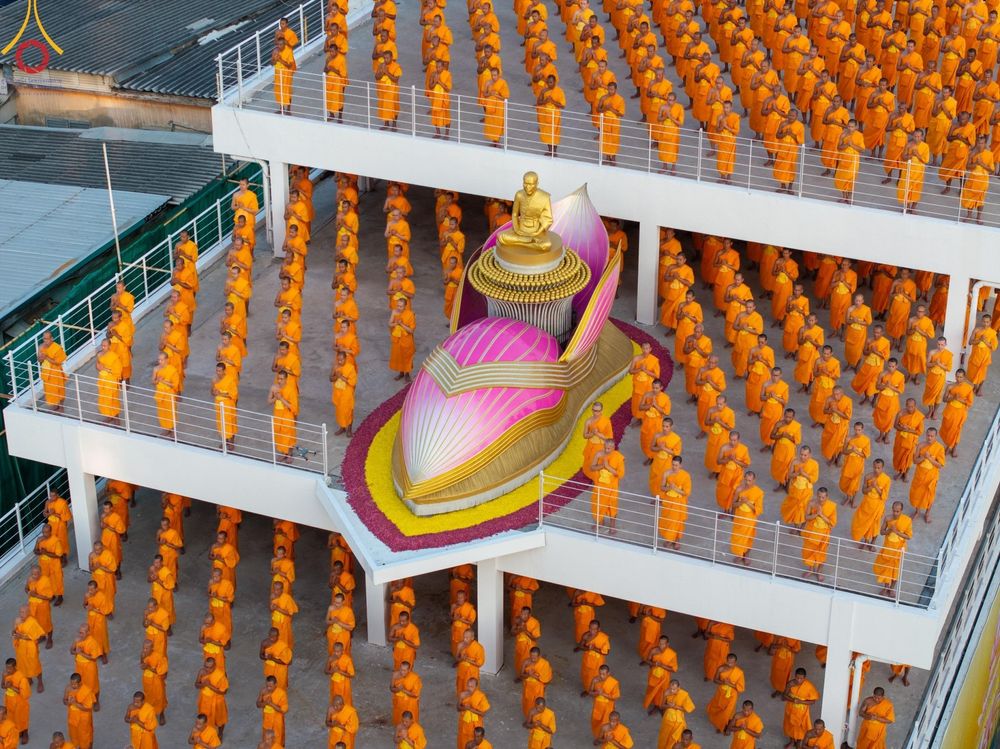 ภาพ No.201299:พระธรรมยาตราปฏิบัติธรรม และถ่ายภาพหมู่ประวัติศาสตร์ ณ อาคารธรรมยาตรา กตัญญูบูชามหาปูชนียาจารย์  ตรงข้ามวัดปากน้ำภาษีเจริญ จ.กรุงเทพมหานคร ในโครงการธรรมยาตรา กตัญญูบูชา มหาปูชนียาจารย์ พระมงคลเทพมุนี(สด จนฺทสโร) พระผู้ปราบมาร อนุสรณ์สถาน 7 แห่ง ปีที่ 13