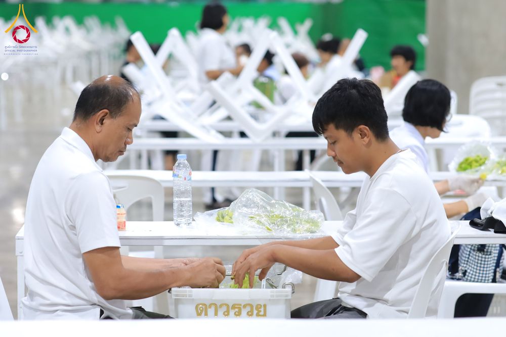 ภาพ No.303312:วันที่ 15-21 มกราคม พ.ศ.2569 ปลิดกลีบดอกเบญจทรัพย์ เพื่อโปรยต้อนรับพระธรรมยาตรา ในโครงการธรรมยาตรา กตัญญูบูชา มหาปูชนียาจารย์ พระมงคลเทพมุนี(สด จนฺทสโร) พระผู้ปราบมาร อนุสรณ์สถาน 7 แห่ง ปีที่ 14 ณ วิหารคด วัดพระธรรมกาย