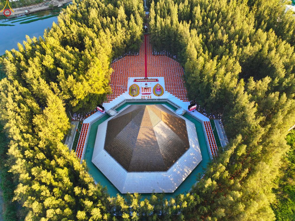 ภาพ No.289104:วันที่ 6 มกราคม พ.ศ. 2569 พิธีจุดประทีปถวายเป็นพุทธบูชา และบูชาธรรมมหาปูชนียาจารย์ ณ อนุสรณ์สถานมหาวิหารพระมงคลเทพมุนี (โลตัสแลนด์) อ.สองพี่น้อง จ.สุพรรณบุรี ในโครงการธรรมยาตรา กตัญญูบูชา มหาปูชนียาจารย์ พระมงคลเทพมุนี(สด จนฺทสโร) พระผู้ปราบมาร อนุสรณ์สถ