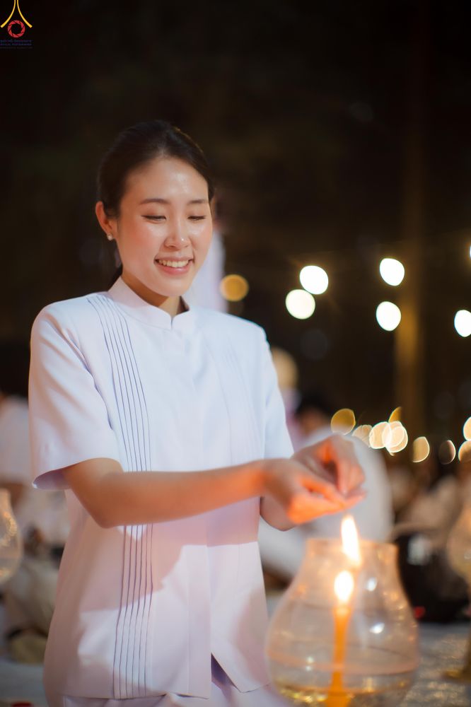 ภาพ No.290162:วันที่ 6 มกราคม พ.ศ. 2569 พิธีจุดประทีปถวายเป็นพุทธบูชา และบูชาธรรมมหาปูชนียาจารย์ (ภาพชุดที่ 2) ณ อนุสรณ์สถานมหาวิหารพระมงคลเทพมุนี (โลตัสแลนด์) อ.สองพี่น้อง จ.สุพรรณบุรี ในโครงการธรรมยาตรา กตัญญูบูชา มหาปูชนียาจารย์ พระมงคลเทพมุนี(สด จนฺทสโร) พระผู้ปรา