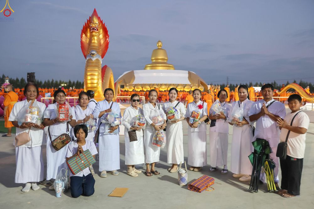 ภาพ No.302402:วันที่ 24 มกราคม พ.ศ. 2569 พิธีตักบาตรพระธรรมยาตรา ณ อนุสรณ์สถานลำดับที่ 5 สถานที่เผยแผ่วิชชาธรรมกายครั้งแรก อนุสรณ์สถานบางปลา วัดบางปลา อำเภอบางเลน จังหวัดนครปฐม ในโครงการธรรมยาตรา กตัญญูบูชา มหาปูชนียาจารย์ พระมงคลเทพมุนี(สด จนฺทสโร) พระผู้ปราบมาร อนุส