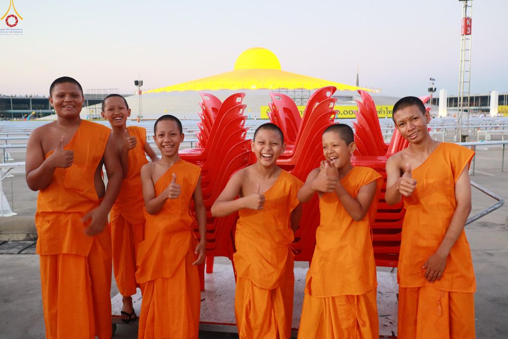 ภาพ No.322071:วันที่ 12 -13 เมษายน พ.ศ.2569 การเตรียมกล่องไทยธรรม + การขนย้ายเก้าอี้ เพื่องานถวายมหาสังฆทาน 40,000 กว่าวัดทั่วประเทศ วันคุ้มครองโลก 22 เมษายน พ.ศ.2569 วัดพระธรรมกาย