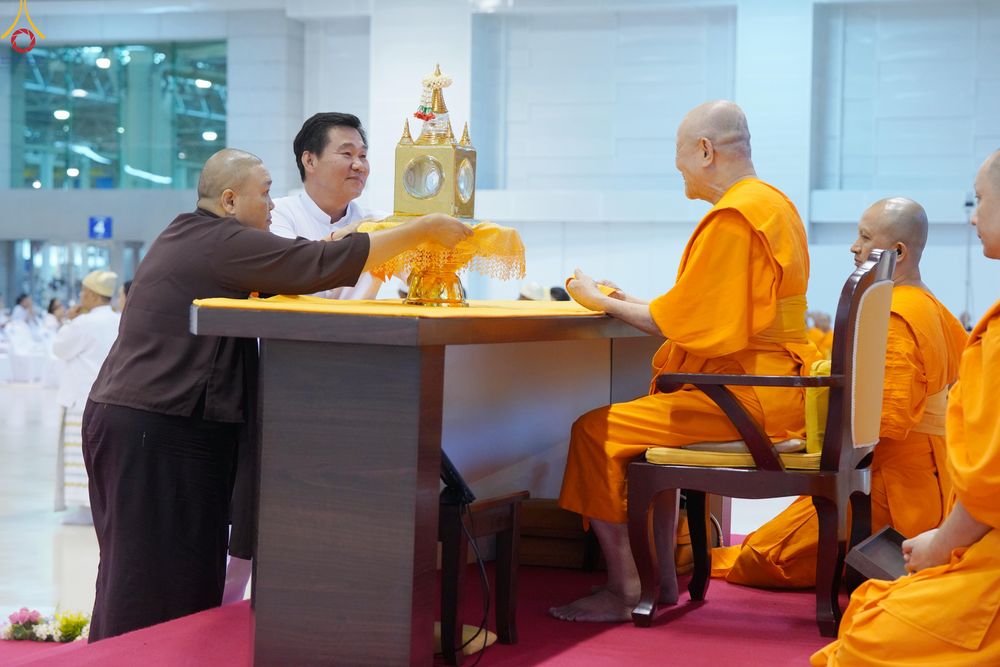 ภาพ No.327775:วันที่ 3 พฤษภาคม พ.ศ.2569 พิธีรับมอบพระบรมสารีริกธาตุ จากสาธารณรัฐแห่งสหภาพเมียนมา ณ ห้องแก้วสารพัดนึก วัดพระธรรมกาย