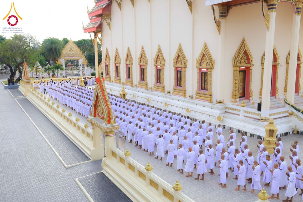 ภาพ No.278546:วันอาทิตย์ที่ 14 ธันวาคม พ.ศ.2568  พิธีเวียนประทักษิณ พิธีวันทาสีมาพระประธาน โครงการบวชบูชาธรรมมหาปูชนียาจารย์ ของศูนย์ปฏิบัติธรรมบุรีรัมย์ ณ วัดกลาง พระอารามหลวง จังหวัดบุรีรัมย์