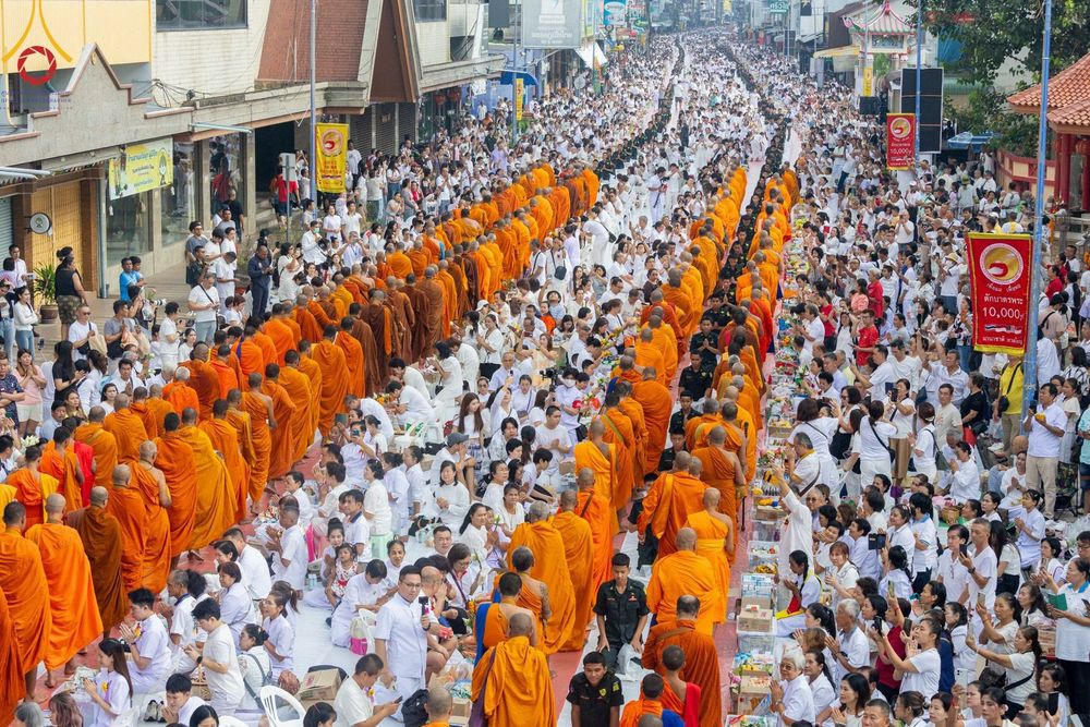 ภาพ No.343195:วันอาทิตย์ที่ 16 สิงหาคม พ.ศ.2569 พิธีตักบาตรพระ 10,000 รูป นานาชาติ ปีที่ 23 คณะสงฆ์ 4 ประเทศ 14 จังหวัดภาคใต้ น้อมถวายเป็นพุทธบูชา ทำบุญเพื่อแม่- พ่อ ณ ถนนนิพัทธ์อุทิศ 3 อ.หาดใหญ่ จ.สงขลา