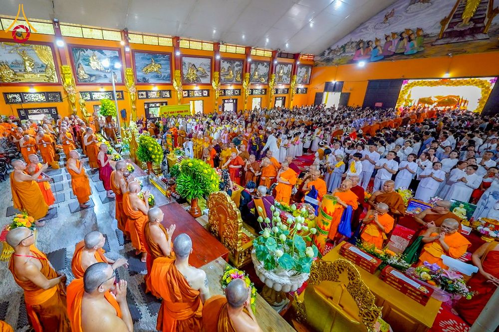 ภาพ No.274095:วันที่ 23 พฤศจิกายน พ.ศ. 2568 ประธานมูลนิธิธรรมกาย ถวายปัจจัยสมทบกฐินแด่ วัดเทียนเวียนเฟื้อกเซิน ศูนย์วิปัสสนาที่มีชื่อเสียง มากกว่า 50 ปีในเวียดนาม