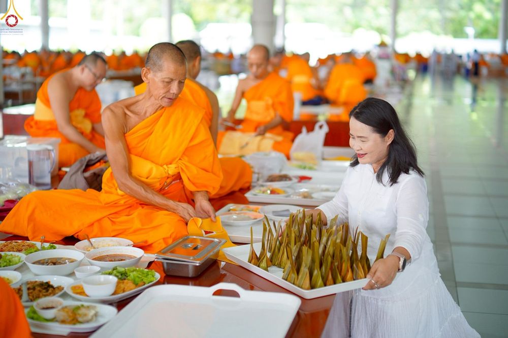 ภาพ No.246986:วันที่ 20 กันยายน พ.ศ. 2568 พิธีถวายเมนูสวรรค์เพื่อการบรรลุธรรม ณ หอฉันคุณยายอาจารย์ฯ วัดพระธรรมกาย