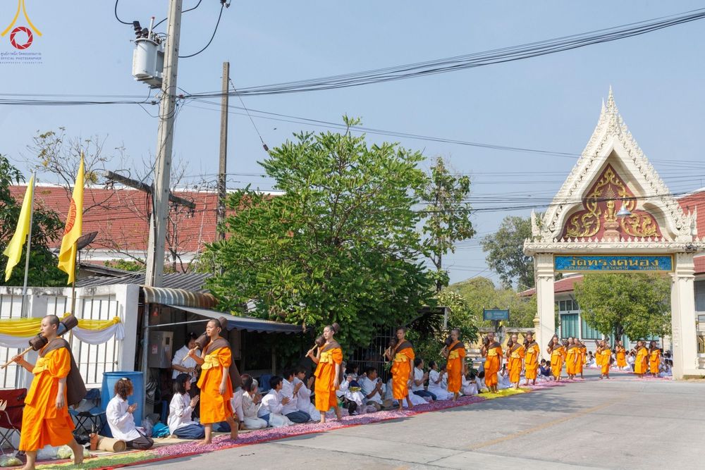 ภาพ No.190597:พิธีต้อนรับพระธรรมยาตรา ณ อนุสรณ์สถาน สถานที่ตั้งมโนปณิธานบวชตลอดชีวิต อนุสรณ์สถานคลองบางนางแท่น อ.สามพราน จ.นครปฐม ในโครงการธรรมยาตรา กตัญญูบูชา มหาปูชนียาจารย์ พระมงคลเทพมุนี(สด จนฺทสโร) พระผู้ปราบมาร อนุสรณ์สถาน 7 แห่ง ปีที่ 13 วันที่ 7 ม.ค.2568