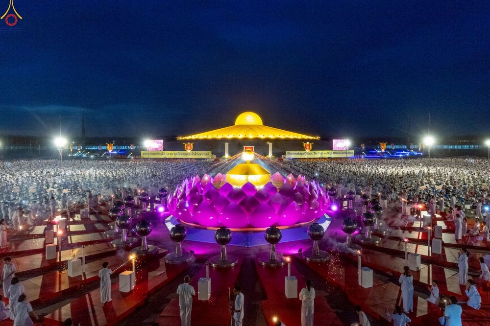 ภาพ No.253736:วันที่ 10 ตุลาคม พ.ศ. 2568 พิธีจุดประทีปบูชาพระผู้ปราบมาร, พิธีจุดประทีปบนพระมหาธรรมกายเจดีย์  20,000 ดวง เนื่องในวันคล้ายวันเกิดครบรอบ 141 ปี พระมงคลเทพมุนี (สด จนฺทสโร)