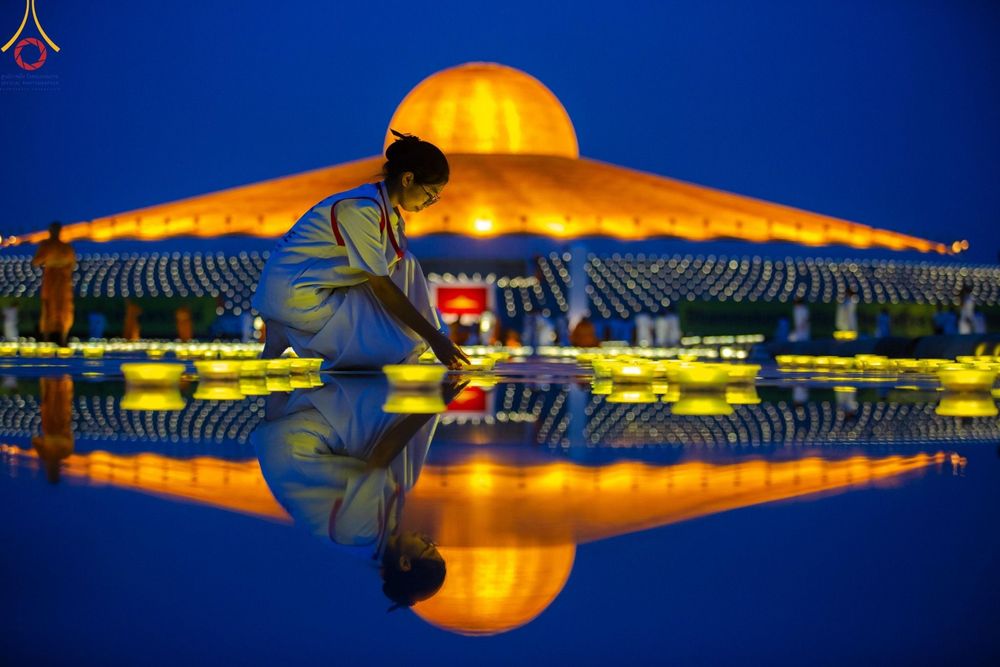 ภาพ No.154795:พิธีจุดประทีป, พิธีฉลองชัยสวดมนต์บทธัมมจักกัปปวัตนสูตร ณ มหารัตนวิหารคด วัดพระธรรมกาย วันอังคารที่ 17 กันยายน พ.ศ. 2567