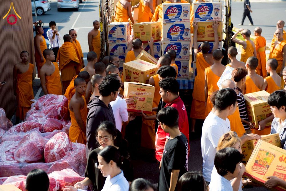 ภาพ No.273659:วันที่ 27 พฤศจิกายน พ.ศ. 2568 คณะศิษยานุศิษย์วัดพระธรรมกาย มูลนิธิธรรมกาย มอบอาหารและสิ่งของความช่วยเหลือให้พี่น้องชาวใต้ ผู้ประสบอุทกภัยน้ำท่วม