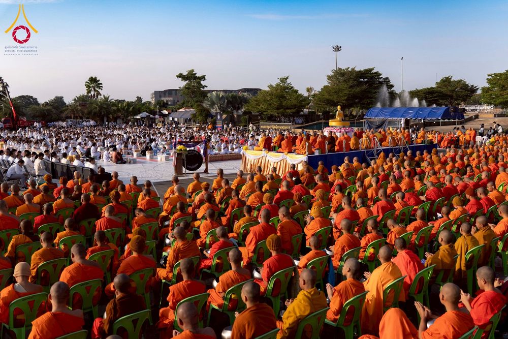 ภาพ No.276898:วันเสาร์ที่ 6 ธันวาคม พ.ศ. 2568 พิธีตักบาตรพระ 1,000 รูป อุทิศถวายพระราชกุศลสมเด็จพระนางเจ้าสิริกิติ์ พระบรมราชินีนาถ พระบรมราชชนนี พันปีหลวง และ ทำบุญเมืองลำปาง ครบรอบ 1,345 ปี ณ ลานพระบรมราชานุสาวรีย์สมเด็จพระนเรศวรมหาราชนครลำปาง อ.เกาะคา จ.ลำปาง