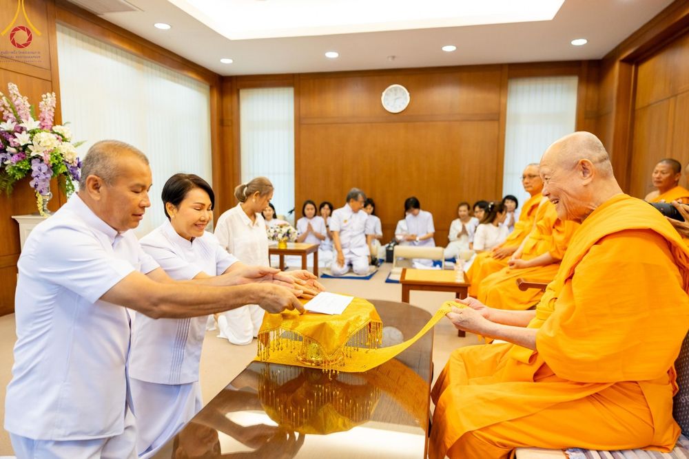 ภาพ No.111534:พิธีอธิษฐานจิตปิดแผ่นทอง "ธรรมจักร" เพื่อสถาปนาอุโบสถ "บูชาธรรม 80 ปี หลวงพ่อธัมมชโย" วัดพระธรรมกายลอนดอน ประเทศอังกฤษ ณ อาศรมบัณฑิต วัดพระธรรมกาย ในวันเสาร์ที่ 27 เมษายน พ.ศ. 2567