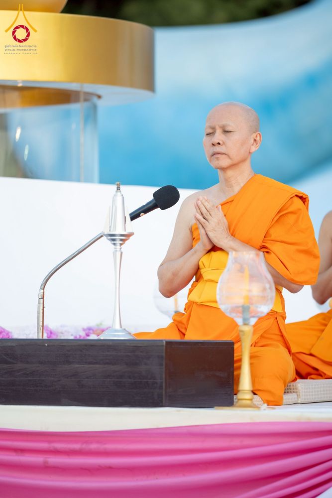 ภาพ No.250432:วันอังคารที่ 7 ตุลาคม พ.ศ. 2568 พิธีจุดประทีปบูชาพระรัตนตรัย ณ ลานธรรมปทุมรัตน์ธรรมเจดีย์ พุทธอุทยานนานาชาติ อ.โพนพิสัย จ.หนองคาย