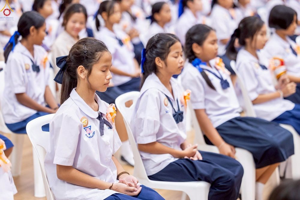ภาพ No.245900:วันเสาร์ที่ 13 กันยายน พ.ศ. 2568 พิธีมอบผ้าไตรประธานกฐินสัมฤทธิ์เด็กดี V-Star ณ สภาธรรมกายสากล วัดพระธรรมกาย