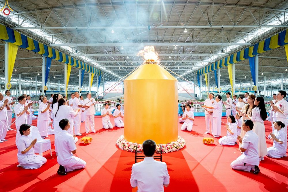 ภาพ No.235554:วันอาทิตย์ที่ 27 กรกฎาคม พ.ศ. 2568 พิธีจุดเทียนใจ ไฟนิรันด์ อนันตชัย ณ วัดพระธรรมกาย จ.ปทุมธานี