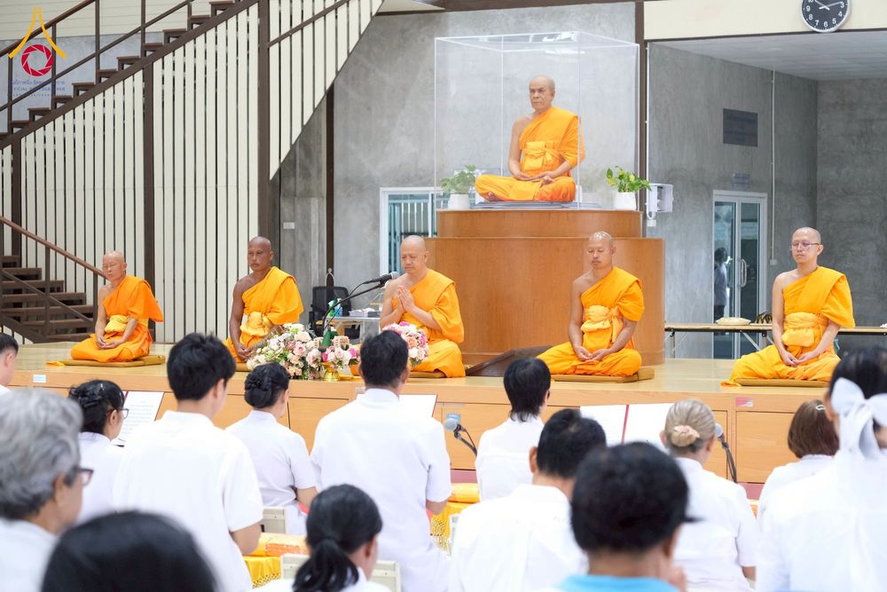 ภาพ No.277912:พิธีตัดปอยผมและปลงผมนาคธรรมทายาท พิธีขอขมาผู้ปกครอง ณ ศูนย์อบรมเยาวชนนครปฐม จ.นครปฐม และพิธีมอบบาตร ผ้าไตร นาคธรรมทายาท พิธีบรรพชา อุปสมบทหมู่ ณ วัดลาดหญ้าไทร จ.นครปฐม