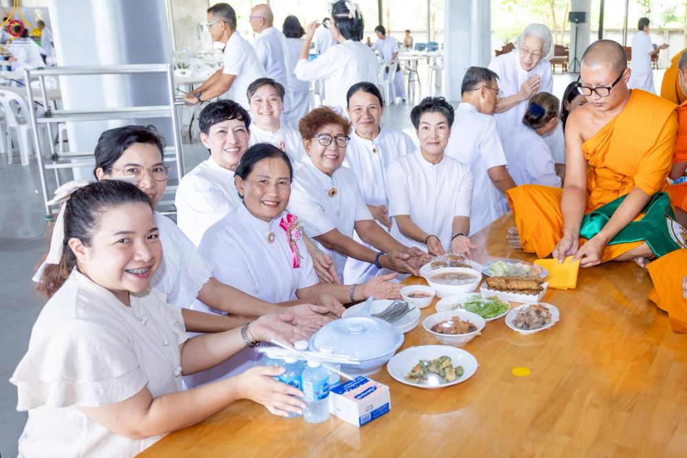 ภาพ No.249056:วันที่ 26-28 กันยายน พ.ศ. 2568 โครงการอบรม อุบาสกแก้ว อุบาสิกาแก้ว รุ่นที่ 3  ณ ศูนย์ปฏิบัติธรรมสมุทรปราการ ได้รับความเมตตาจากคณะสงฆ์ในพื้นที่  รวมถึงผู้บริหารสถานศึกษา ที่นำนักเรียนระดับมัธยมปลาย  มารับฟังข้อมูลเพื่อที่จะเป็นกำลังสำคัญ ในการเข้าร่วมขบวน