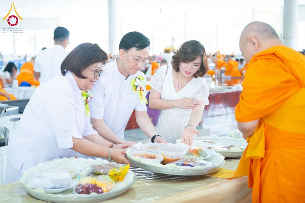 ภาพ No.268289:วันที่ 8 พฤศจิกายน พ.ศ. 2568 พิธีถวายภัตตาหารเมนูสวรรค์ เพื่อการบรรลุธรรม ณ หอฉันคุณยายอาจารย์ฯ วัดพระธรรมกาย