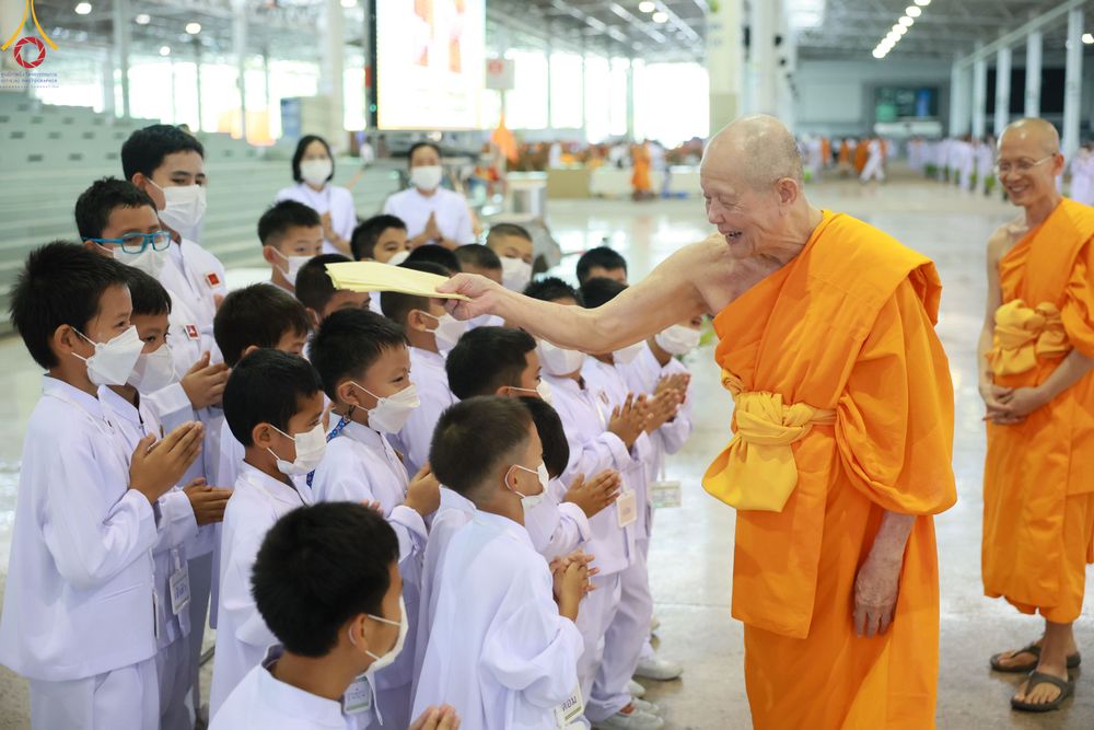 ภาพ No.85205:พิธีมุทิตาสักการะพระภิกษุ ผู้สอบได้เปรียญธรรม ๙ ประโยคระดับโลก, พิธีมอบโล่เกียรติยศและทุนการศึกษา สำนักเรียนบาลีดีเด่นทั่วประเทศ ในวันสมาธิโลก อาทิตย์ที่ 6 สิงหาคม พ.ศ. 2566 ณ สภาธรรมกายสากล วัดพระธรรมกาย