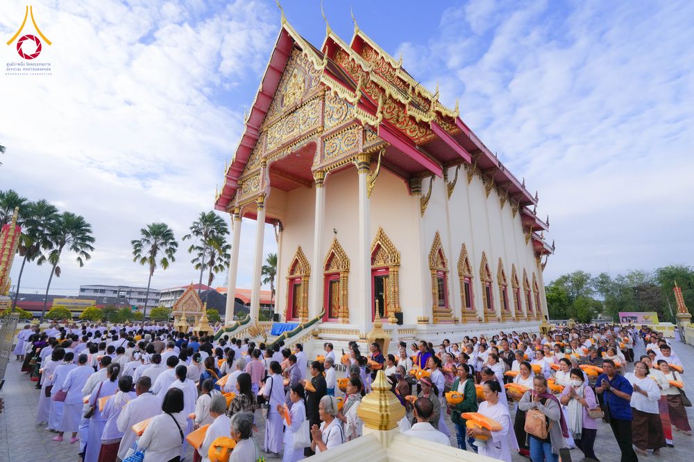 ภาพ No.278563:วันอาทิตย์ที่ 14 ธันวาคม พ.ศ.2568  พิธีเวียนประทักษิณ พิธีวันทาสีมาพระประธาน โครงการบวชบูชาธรรมมหาปูชนียาจารย์ ของศูนย์ปฏิบัติธรรมบุรีรัมย์ ณ วัดกลาง พระอารามหลวง จังหวัดบุรีรัมย์