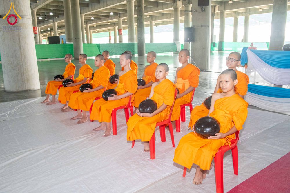ภาพ No.339952:วันอาทิตย์ที่ 19 กรกฎาคม พ.ศ.2569 พิธีตักบาตรโครงการบรรพชาสามเณรนานาชาติ รุ่นที่ 15 ณ มหารัตนวิหารคด 6 วัดพระธรรมกาย