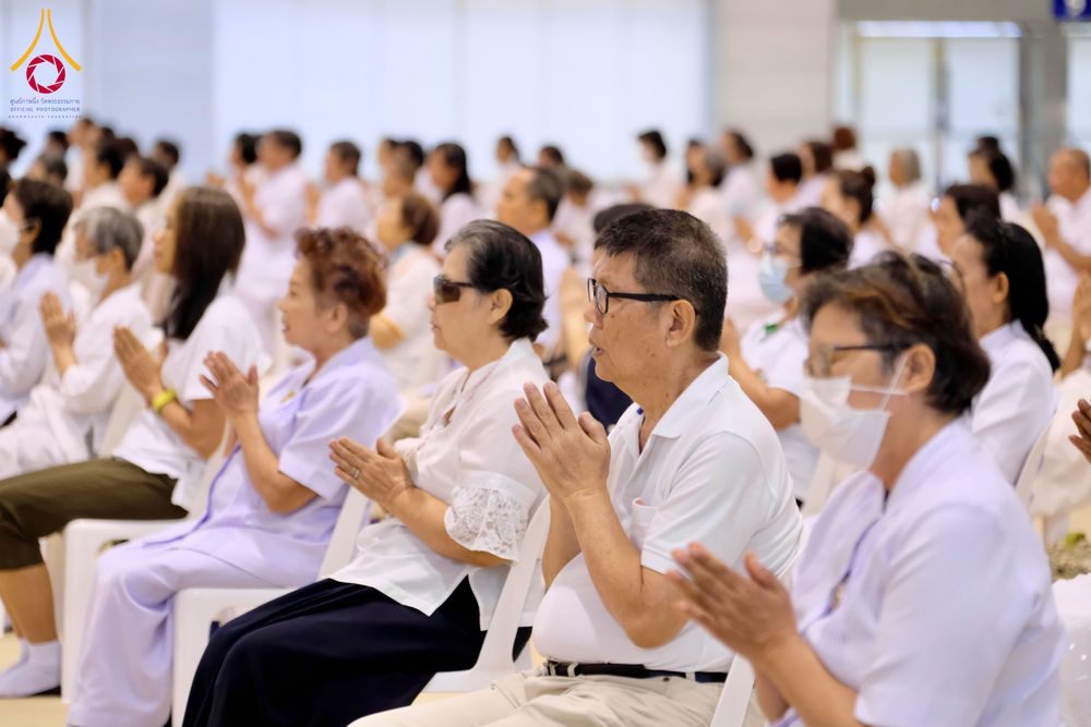 ภาพ No.284948:วันอาทิตย์ที่ 14 ธันวาคม พ.ศ.2568  พิธีปฏิบัติธรรม พิธีถวายภัตตาหารเป็นสังฆทาน พิธีมอบต้นสมบัติจักรพรรดิ ถวายแด่เจ้าอาวาสและประธานสงฆ์ 236 ศูนย์ส่งเสริมศีลธรรมทั่วโลก ณ สภาธรรมกายสากล วัดพระธรรมกาย