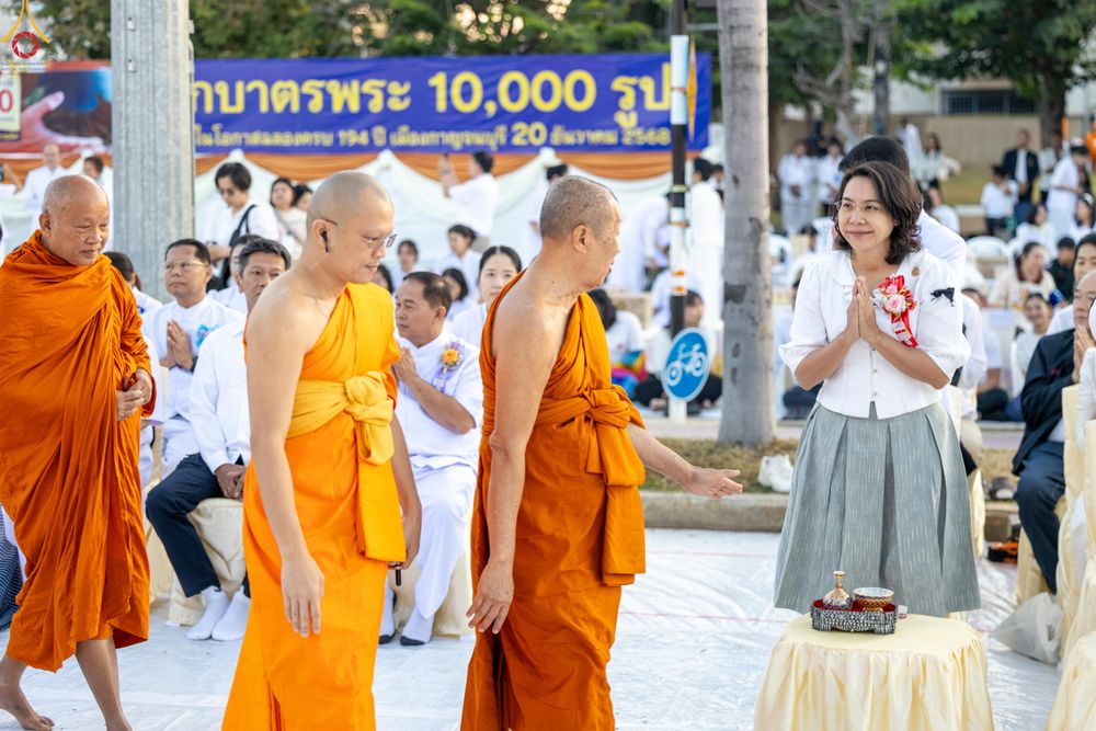 ภาพ No.282613:วันเสาร์ที่ 20 ธันวาคม พ.ศ.2568 พิธีตักบาตรพระ 10,000 รูป (ชุด 2) เนื่องในโอกาส 194 ปี จังหวัดกาญจนบุรี และอุทิศส่วนกุศลให้แด่บรรพชนทั้งหลาย บริเวณถนนสองแคว (Skywalk) เมืองกาญจนบุรี