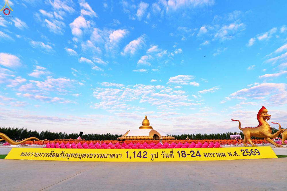 ภาพ No.302517:วันที่ 24 มกราคม พ.ศ. 2569 พิธีตักบาตรพระธรรมยาตรา ณ อนุสรณ์สถานลำดับที่ 5 สถานที่เผยแผ่วิชชาธรรมกายครั้งแรก อนุสรณ์สถานบางปลา วัดบางปลา อำเภอบางเลน จังหวัดนครปฐม ในโครงการธรรมยาตรา กตัญญูบูชา มหาปูชนียาจารย์ พระมงคลเทพมุนี(สด จนฺทสโร) พระผู้ปราบมาร อนุส