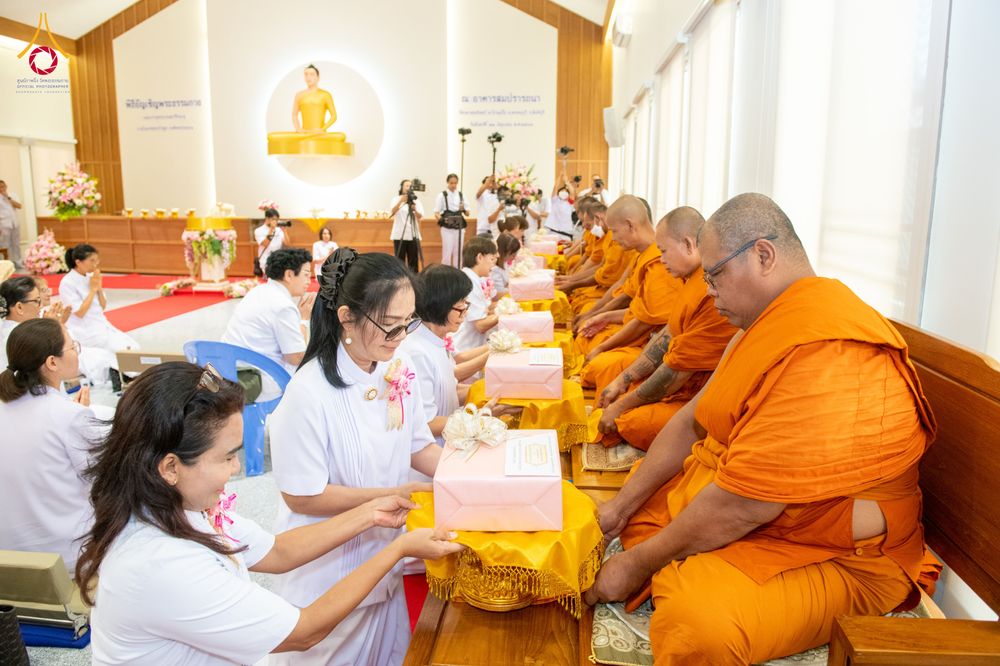 ภาพ No.336300:วันจันทร์ที่ 22 มิถุนายน พ.ศ.2569 พิธีอัญเชิญพระธรรมกาย และบรรจุพระบรมสารีริกธาตุ  ภายในเกศดอกบัวตูม องค์พระประธาน ณ อาคารสมปรารถนา วัดกลางธนรินทร์ ต.บ้านแป้ง อ.พรหมบุรี จ.สิงห์บุรี