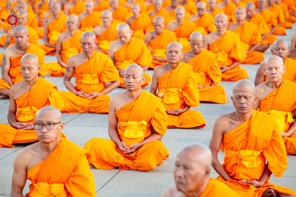 ภาพ No.285195:วันจันทร์ที่ 15 ธันวาคม พ.ศ.2568  บันทึกภาพหมู่ประวัติศาสตร์ โครงการบรรพชาอุปสมบทหมู่  รุ่นบูชาธรรมมหาปูชนียาจารย์ ประจำปี 2568 ณ ลานธรรมมหาธรรมกายเจดีย์ วัดพระธรรมกาย