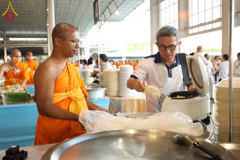 ภาพ No.287291:วันที่ 3 มกราคม พ.ศ.2569 พิธีถวายภัตตาหารเป็นสังฆทาน แด่พระธรรมยาตรา ณ วัดพระธรรมกาย  จังหวัดปทุมธานี ในโครงการธรรมยาตรา กตัญญูบูชา มหาปูชนียาจารย์ พระมงคลเทพมุนี(สด จนฺทสโร) พระผู้ปราบมาร อนุสรณ์สถาน 7 แห่ง ปีที่ 14