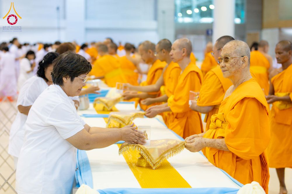 ภาพ No.338075:วันอาทิตย์ต้นเดือน 5 กรกฎาคม พ.ศ.2569 สัมมนาพิเศษ พิธีมอบพระของขวัญ ณ ห้องแก้วสารพัด1 วัดพระธรรมกาย