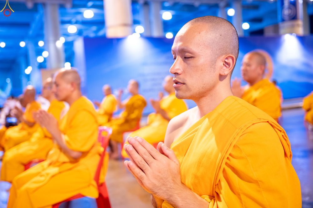 ภาพ No.280304:วันที่ 31 ธันวาคม พ.ศ.2568 -วันที่ 1 มกราคม พ.ศ.2569 พิธีฉลองชัยสวดมนต์บทธัมมจักกับปปวัตนสูตร ครบ 8,000,000,000 จบ , พิธีสวดมนต์ข้ามปี ณ วัดพระธรรมกาย