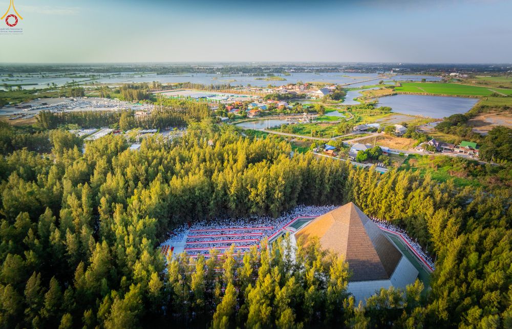 ภาพ No.289313:วันที่ 7 มกราคม พ.ศ. 2569 พิธีตักบาตรพระธรรมยาตรา ณ อนุสรณ์สถานลำดับที่ 1 สถานที่เกิดด้วยรูปกายเนื้อ อนุสรณ์สถานมหาวิหารพระมงคลเทพมุนี (โลตัสแลนด์) อ.สองพี่น้อง จ.สุพรรณบุรี ในโครงการธรรมยาตรา กตัญญูบูชา มหาปูชนียาจารย์ พระมงคลเทพมุนี(สด จนฺทสโร) พระผู้ป