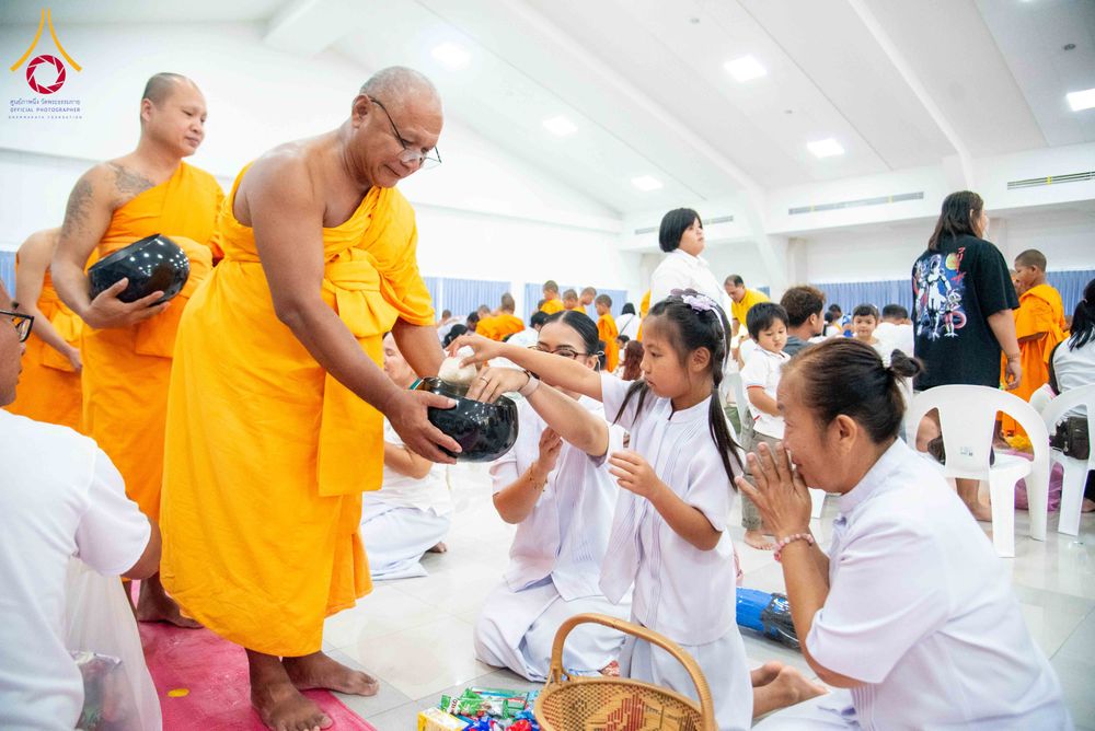 ภาพ No.321887:วันที่ 12 เมษายน พ.ศ.2569 ตักบาตรสงกรานต์ฉลองสามเณรใหม่  ณ ศูนย์ปฏิบัติธรรมระยอง(บ้านช่องลม)