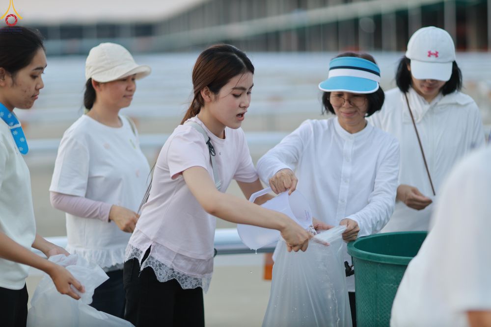 ภาพ No.320441:วันที่ 9 เมษายน พ.ศ.2569 การเตรียมงาน มัดถุงน้ำ ถ่วงขาโต๊ะไทยธรรม เพื่องานถวายมหาสังฆทาน 40,000 กว่าวัดทั่วประเทศ วันคุ้มครองโลก 22 เมษายน พ.ศ.2569 วัดพระธรรมกาย