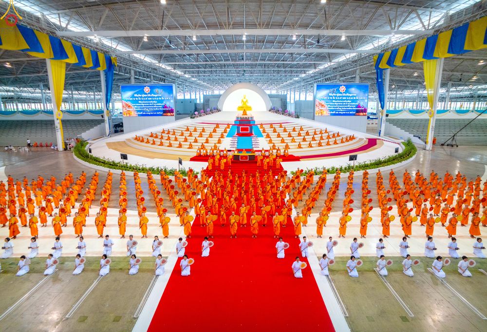 ภาพ No.339038:วันอาทิตย์ที่ 12 กรกฎาคม พ.ศ.2569 พิธีมุทิตาผู้สอบได้เปรียญธรรม ประโยค 1-2 ถึง ป.ธ.9 และ บ.ศ.1-2 ถึง บ.ศ.6 สำนักศาสนศึกษาวัดพระธรรมกาย ประจำปี 2569, พิธีมอบตราตั้งแต่งตั้งอาจารย์ใหญ่ สำนักศาสนศึกษาวัดพระธรรมกาย
